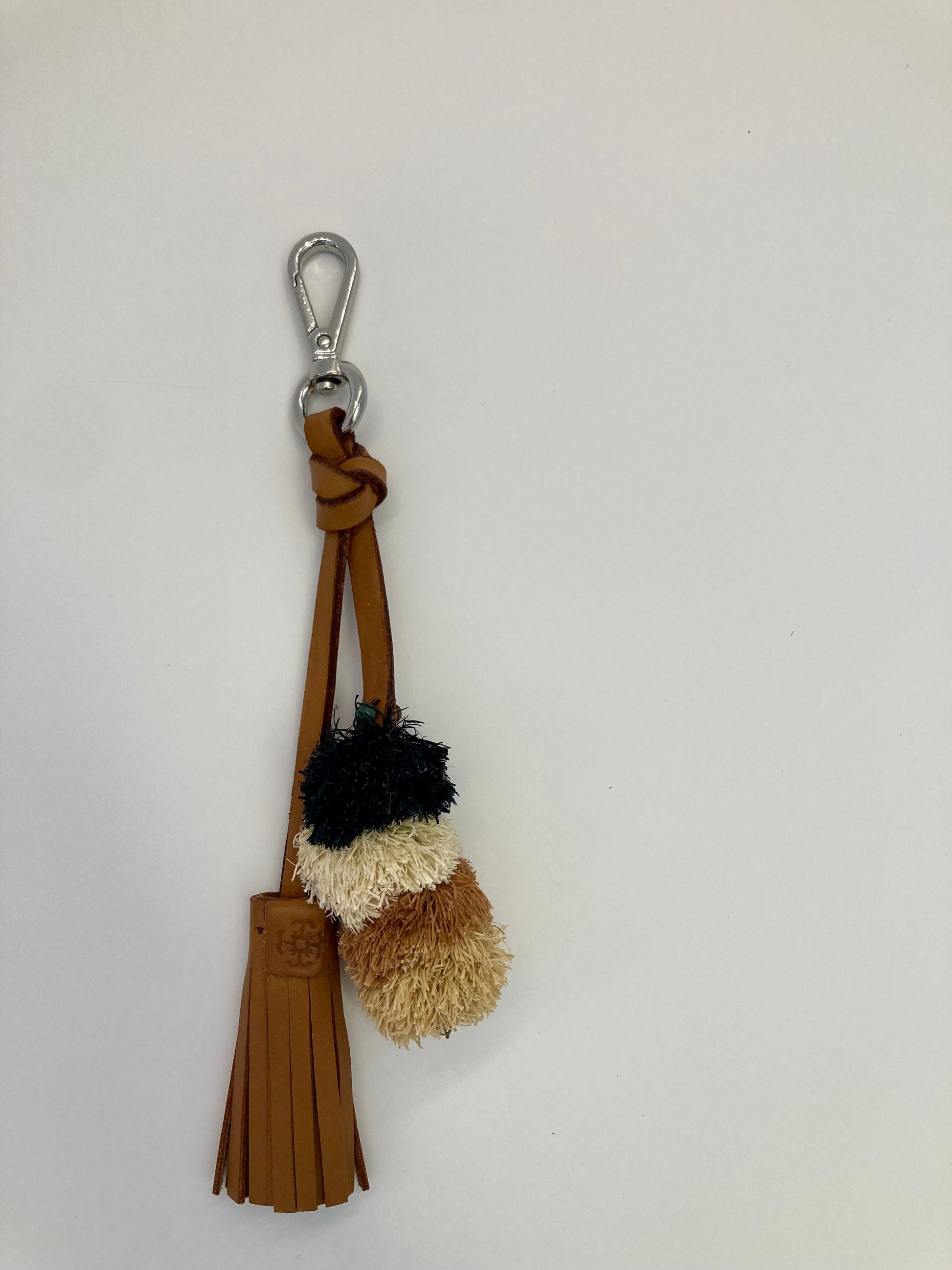 pom pom en cuero y chaguar